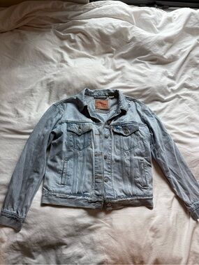 Levi’s Light Wash Denim Jacket - Classic Trucker Style